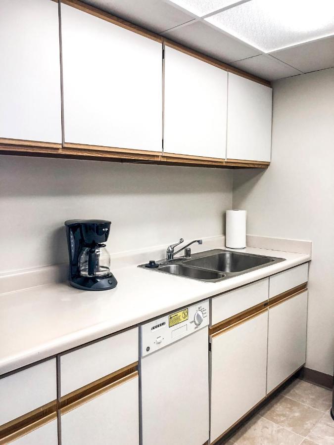 Short Term Rentals At The Park At Trowbridge Senior Community サウスフィールド エクステリア 写真
