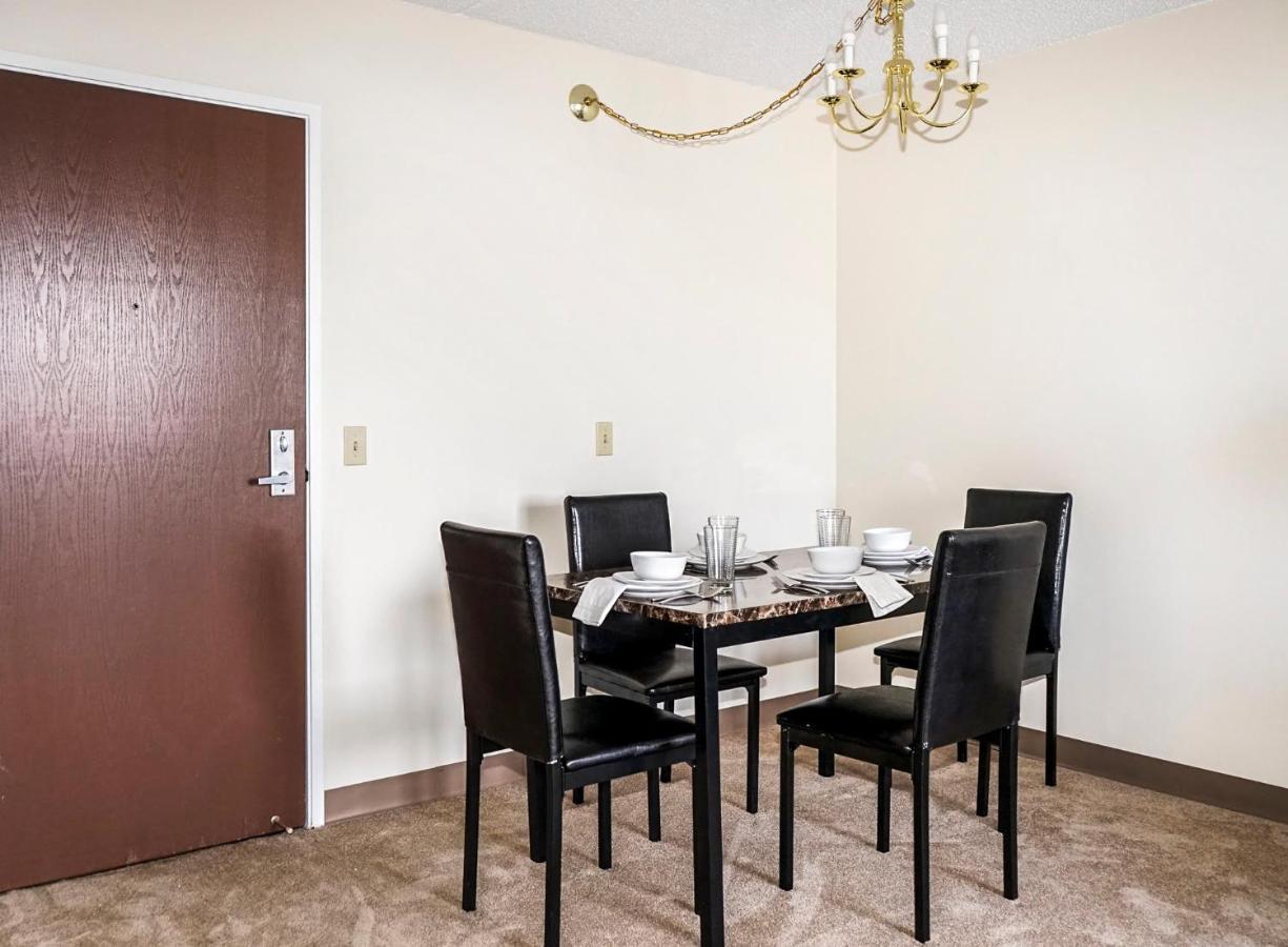 Short Term Rentals At The Park At Trowbridge Senior Community サウスフィールド エクステリア 写真