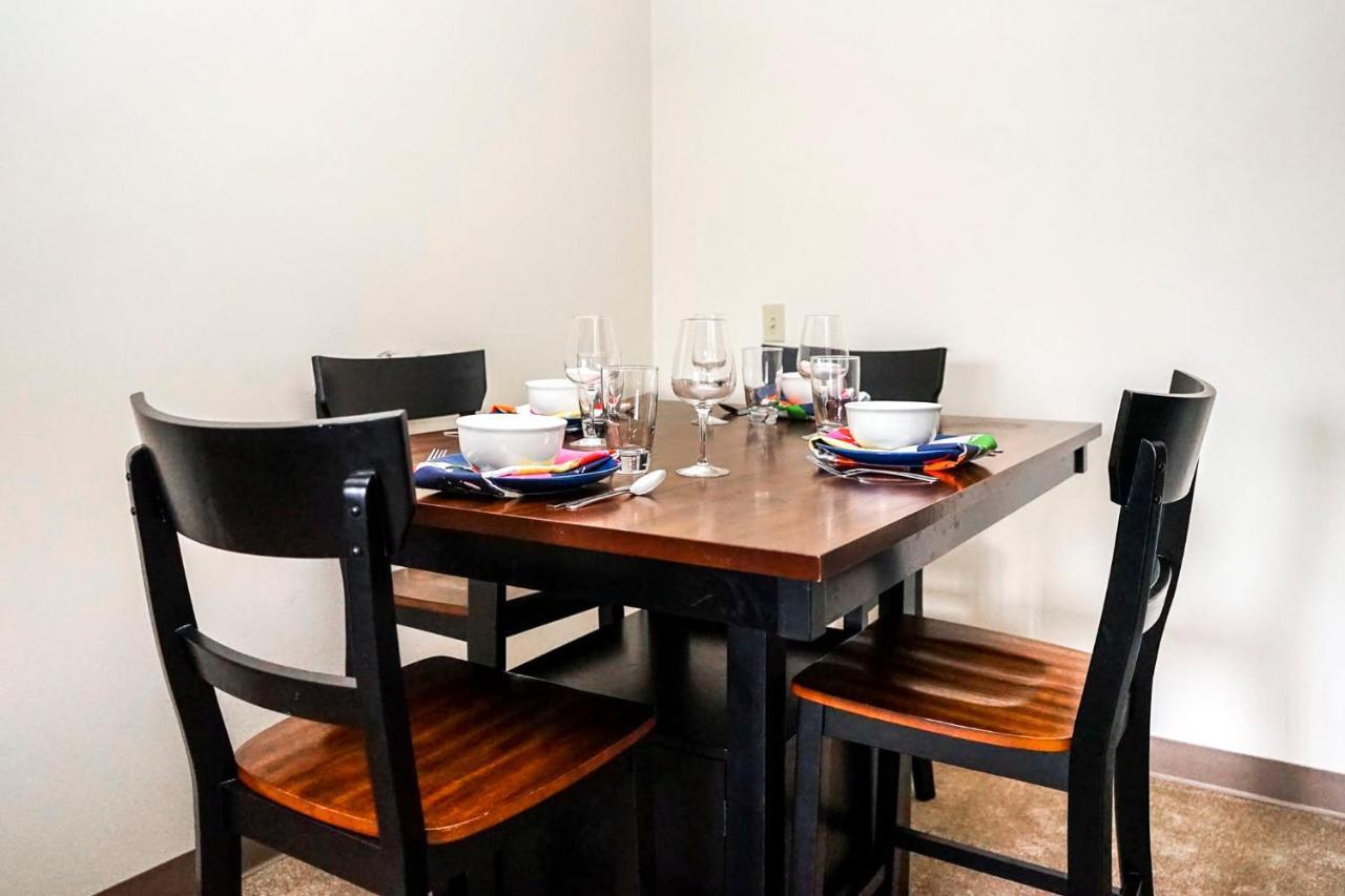 Short Term Rentals At The Park At Trowbridge Senior Community サウスフィールド エクステリア 写真