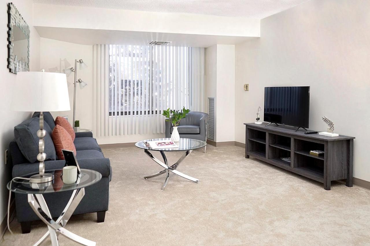 Short Term Rentals At The Park At Trowbridge Senior Community サウスフィールド エクステリア 写真